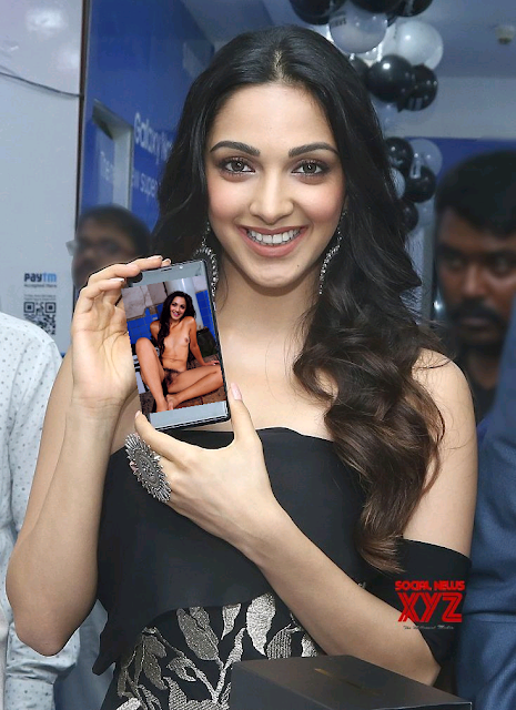 Kiara Advani showing her full nude private photo in her mobile to media Kiara Advani showing her full nude private photo in her mobile to media