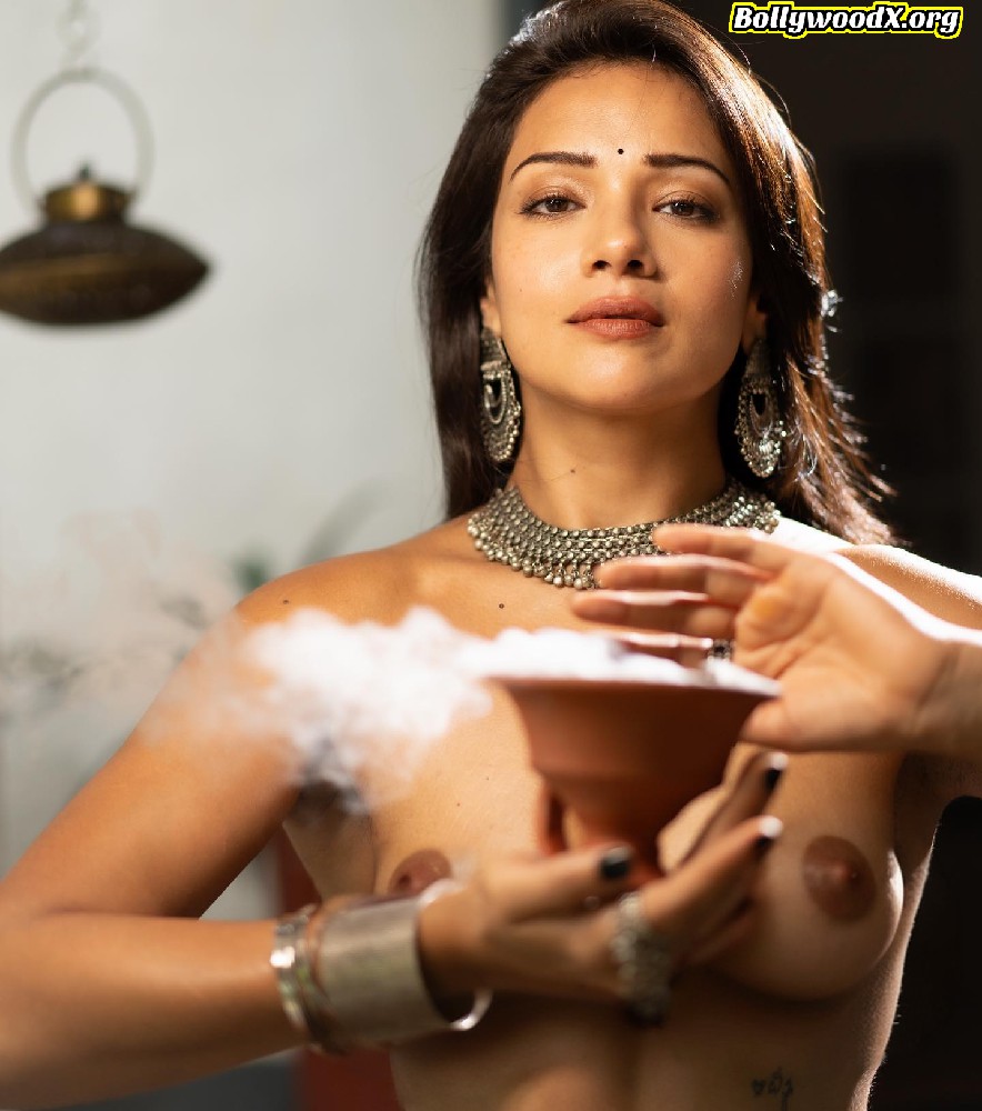 Megha Gupta nipple show